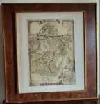Grande quadro  com proteção em vidro representando um mapa Med:96x99 moldura /69x80cm.