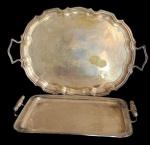 Duas bandejas em metal, sendo uma em formato retângulo e outra em formato oval com detalhes nas bordas em pétalas. med: 46x32,5x2/60x40x2cm. OBS. precisa limpeza.