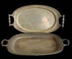 Lote contendo Duas bandejas em metal em formato oval. Med: 60x38 /54x30cm.