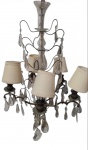 Belíssimo lustre  de metal com belos pingentes em cristal. med: 67 x 46cm.