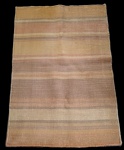 KILIM - Lindo e antigo tapete persa, confeccionado a mão à mão, nas cores predominantes marfim e laranja, com decoração Geométrica. Med:  96 x 67cm.