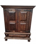 Belíssimo e Antigo móvel Mineiro, estilo rustico, com duas prateleiras em madeira maciça em bom estado de conservação. Med :113x56x138 cm. Retirada noRiocomprido.