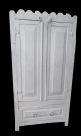 Um antigo Louceiro pintado em branco . Med: 113x199x44. RETIRADA NO RIO COMPRIDO. Obs:. ( a parte do teto precisa de um pequeno restauro).