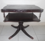 Bela Mesa Inglesa  em mogno  George  III, vazada.  4 pés em volutas. Medidas: 70 x 65 x 45 cm.