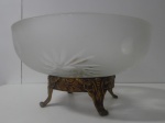 Centro de Mesa francês Montpellier, em cristal lapidado e gomado, base em bronze. Apresenta assinatura da manufatura francesa.  Medindo  11 cm de altura,  e 20 cm de diâmetro.