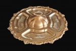 Fonderie Dechaumont - (1922) - Magnífico Antigo Centro de Mesa Francês, giratório, em bronze Artístico dourado, esculpido, cinzelado; com 4 bandejas em vidro lapidado e gomado. Assinado, medindo 50 cm de diâmetro e 20 cm de  altura.