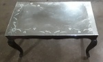 Elegante Mesa Inglesa Astória, base em mogno, tampo em cristal espelhado, bordas apresentando belos desenhos florais. Medindo 80 x 45 cm. Altura 45 cm