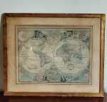 CARTOGRAFIA - Mapa Mundi, reprodução gráfica,  Moldurado. inscrições "Um mapa do mundo, novo e preciso, baseado nas deferições mais verdadeiras, nas últimas dificuldades e nas melhores observações feitas por ingleses ou estranhos - 1651". Sir Frauneis Drake, Mr Thomas Candifh, Ferdinandus Magellanns (Fernando Magalhães), Oliverus Vander North. Med: 65,5x54cm.
