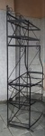 Linda Estante de ferro, com detalhes de arabescos. Med: 220 x130x54 cm. Faltando os vidros. Retirada no Rio Comprido.