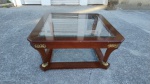 Uma grande  mesa de centro com dois vidros bisotados com rico detalhes em bronze. Med: 100 x 100 x 46 cm. RETIRADA NORIOCOMPRIDO.