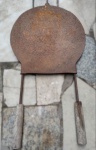 Uma Grandiosa Chapa de bifeiro, confeccionada em ferro com pega em madeira.  Medidas 75 x 39cm.