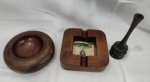 Três peças antigas, confeccionada em madeira, sendo um cachimbo e dois cinzeiro . Med: 20A22cm.