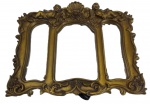 ANTIGUIDADE - Lote constando duas peças, sendo Uma bandeja em madeira com azulejo Português e um quadro com espelho, com rica decoração de arabescos em relevo, moldura em resina . Med: 30x21x16/30x16x14cm.