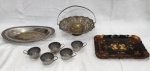 Lote contendo oito peças, sendo Uma fruteira com decoração vazada em arabescos, e  cinco suporte de xícaras em inox, uma bandeja funca e bandejinha em madeira desenhado. Med: entre 31A26A16cm.