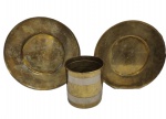 Lote contendo Três peças de metal dourado, sendo um cachepot e dois  sousplat. Med: 14x13/29cm.