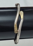 Bracelete rígido em prata com fecho articulado, com rico detalhes em ouro .Med 6 centímetro de diâmetro, peso 11,8 grama.