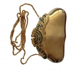 Belíssima bolsa de festa em metal dourado. Med: 10x16  cm.