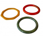 Conjunto de três bracelete, de cores diferente,  sendo dois em acrílico e uma em jade chinês.