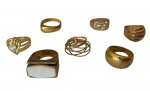 BIJUTERIA -  Lote contendo sete anéis dourado. aro 16 a20.