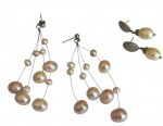 BIJUTERIA - Lote constando Dois pares de belíssimos brincos, sendo um de prata com uma pérola e um de  metal com pérolas na cor rosé.