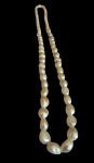 PÉROLAS - Lindo antigo e elegante colar pérolas grão de arroz. Med: 68 cm de diâmetro.