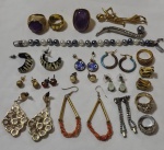 BIJUTERIA - Lote contendo dezenove (19) bijuterias variadas sendo seis anéis, dois broches , uma pulseira, dez pares de brincos.