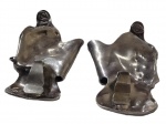 PRATA - Duas peças confeccionada em prata, com detalhe de uma pérola. Peso 26 gramas. Med:6x4cm.