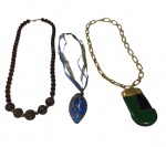 BIJOUX -  Lote contendo  três colares, sendo um  na tonalidade marrom, medida 55 cm, um colar com pingente verde, medida 66 cm e um colar com pingente azul43cm.