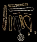 BIJOUX  -  Lote contendo bijuterias, sendo dois (2) pares de brincos e oito (8) colares com as seguintes. medidas:  20 / 40 / 40 / 45 / 48 / 46 / 40 /32cm.