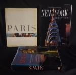LIVRO - Lote contendo três livros " UM SPAIN THE BEST TRAVEL WRITING FROM". pág 321 Med:32x28/, e 'NEW YORK " pag 156. Med:37x28/, "PARIS".  Pág. 473Med:28x35cm.