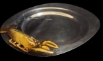 Belíssima Travessa em metal prateado, em formato oval, com decoração de Lagosta em alto relevo na borda. medindo52x42cm.