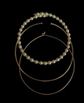 BIJOUX - Lote contendo cinco peças , sendo três gargantilha com perolas fantasia e dois cordões. Med: 40/27.