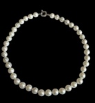 BIJOUX - Lote contendo duas peças, sendo um com rico detalhes em dourado, um colar com perola fantasia.  Med: 47 /50cm.