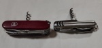 COLECIONISMO - Lote constando dois canivetes de coleção, com diversas funcionalidade, e diferentes marcas sendo um Canivete suiço. Med: 9x3,3  /9x2cm.