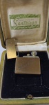 COLECIONISMO - SANTIAGO - "LAUDIER" Isqueiro de metal dourado Med: 3 x 3,3cm.