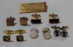 Lote contendo seis peças, sendo cinco (5) abotoadura e um broche em metal.