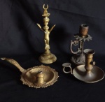Lote de peças em metal dourado sendo três castiçal. Med:23 /23x6x12,5/14x10x10/16x8,3cm.  Obs: um está precisando de soldar o bocal.