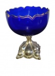 Belíssima fruteira em vidro na cor azul cobalto com, rico detalhes de frisos dourado e  Base em prata. Med:15,4x13,5