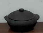 Antiga Panela de barro com tampa e pegas laterais.  Med:35x28x18cm.