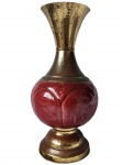 Belíssimo e antigo vaso confeccionado em metal dourado, e cerâmica na tonalidade vermelho bordo, com rica decoração em relevo no seu bojo. Med. 35cm. Obs:. (Marca do tempo oxidação).
