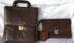 ANTIGUIDADE ( ANOS 80) - Lote constando três bolsa vintage, confeccionada em couro, com fecho em metal dourado, Sendo uma pasta, um porta documentos e um porta moeda. med. 33 cm x 25, 24cm x15cm. (Obs:. Marcas do tempo).
