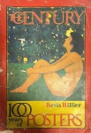 LIVRO - The Century - Raro livro norte americano, Nova York: Harper & Row , 1972. Primeira edição nos EUA. Grande livro de capa mole, com capas coloridas ilustradas. 16 páginas de texto + 96 pôsteres, alguns coloridos e outros em preto e branco. Inclui pôsteres dos artistas Salvador Dalí, Pablo Picasso, Henri de Toulouse-Lautrec, John Hassall e Paul Colin. Estes abrangem o século de 1872 a 1972, quando o livro foi publicado. Bevis Hillier é um historiador de arte, autor e jornalista inglês que estudou no Magdelan College, em Oxford. Ele é autor de muitos livros, principalmente sobre arte e design. As capas estão em bom estado, com apenas um toque de manuseio. Conteúdo limpo e brilhante. Med 42x30 cm Obs: apresenta marcas e desgastes do tempo.