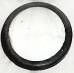Elegante e antigo espelho na estillo arte deco, anos 70, com moldura em madeira nobre. Med 45x35 cm.