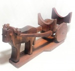 ARTE POPULAR - "Carro de Boi" Antigo e raro porta garrafas, regionai brasileiro, em madeira nobre esculpidas a mão, magnificamente entalhado, representando Carro de Boi. Med: 23x45x15 cm.