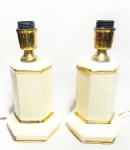 Elegante e antigo par de bases para luminárias de mesa, Arte Deco, anos 50, em cerâmica, ricamente realçadas a ouro. Med 25 cm. Obs: apresenta discretas marcas do tempo.