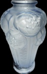 Rene Lalique,  França, magnífica floreira  francesa  em vidro  satine na tonalidade azulada  .Apresenta finos  desenhos em alto relevo .Assinada, altura 26cm.
