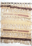 ARTE POPULAR - Imponente e antiga tapeçaria de parede, regional brasileira, anos 50, em tecido e madeira nobre, bordada a mão. Med 85x70 cm. Obs: apresenta marcas do tempo.