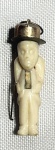 JOIA - OURO - MARFIM - Lindíssimo e raro pingente, em ouro de baixo teor e possivelmente marfim, finamente cinzelado e esculpido a mão, representando Figura Masculina. Med 4 cm. Pesando aproximadamente: 1,6 gramas.