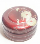 ARTE ORIENTAL - Elegante e raro porta joias chines,  ao gosto dinastia Ching, anos 50, em laca, finamente esmaltado a mão, com decoração Floral. Med 10x17 cm. Obs: apresenta marcas do tempo.