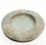 ESCOLA PORTUGUESA - Elegante e raro cinzeiro portugueses, Barroco, circa 1900, em bronze, finamente cinzelados, representando Brasão de Portugal. Med 18 cm.